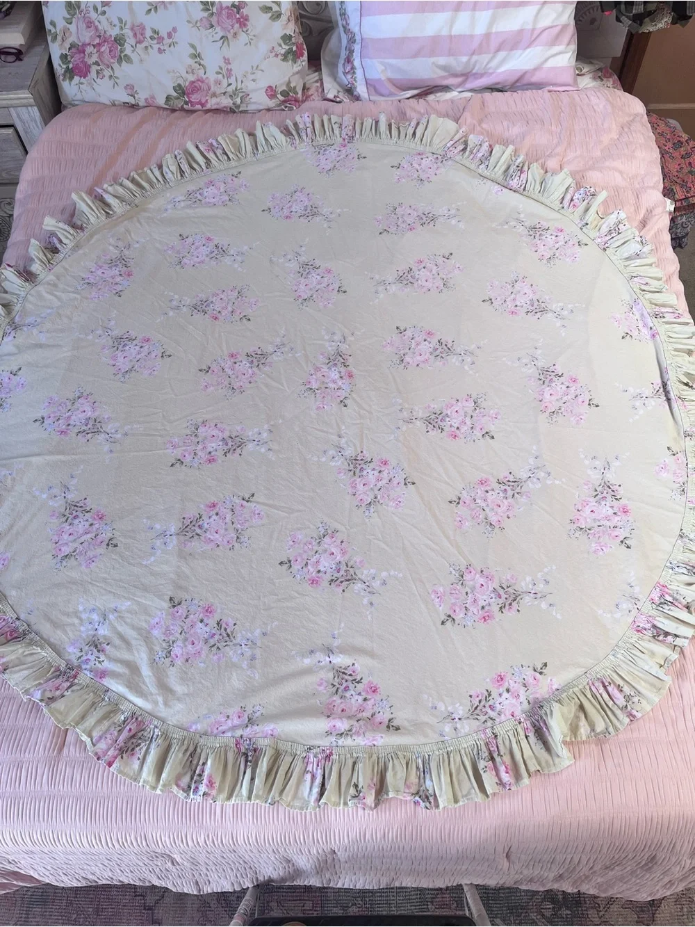 Shabby Chic Ruffled Tablecloth - Picture 2 of 12